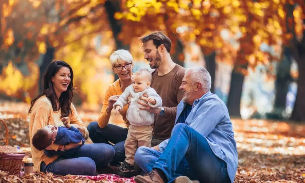 Famille qui rit dans la forêt