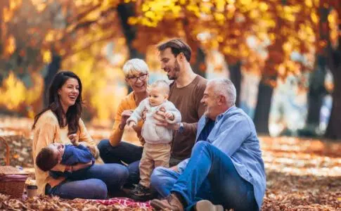 Famille qui rit dans la forêt