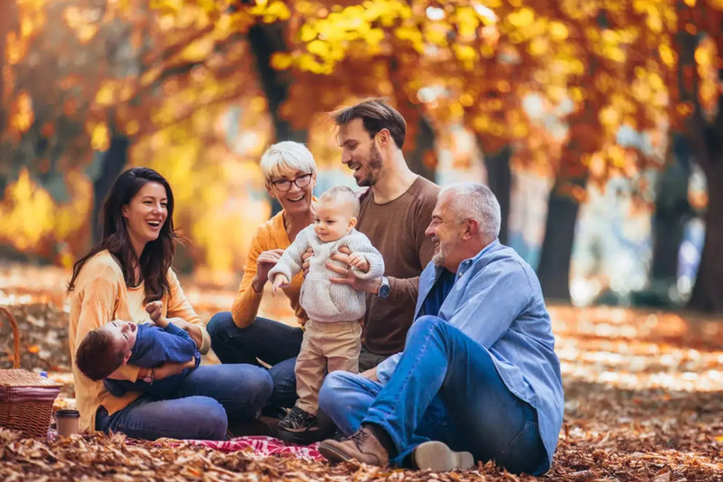 Famille qui rit dans la forêt
