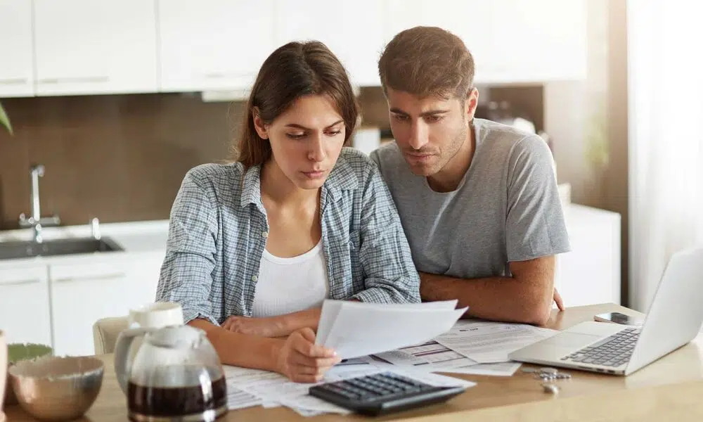 Un couple inquiet à propos de la dette de crédit