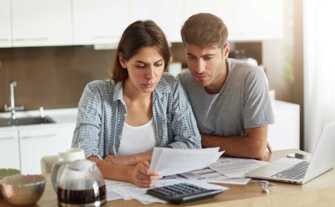 Un couple inquiet à propos de la dette de crédit