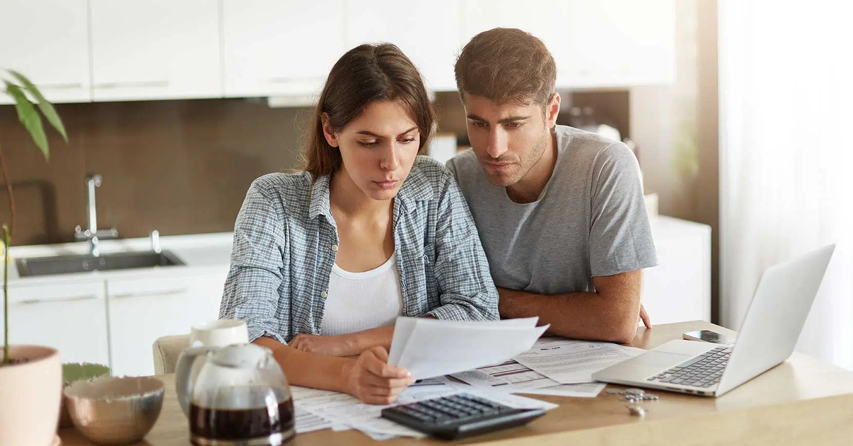 Un couple inquiet à propos de la dette de crédit