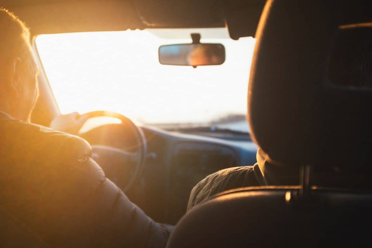 un homme au volant